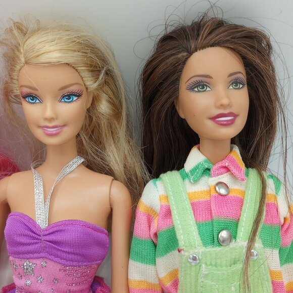 4 Barbies & 80pc Clothes & Accessories Lot - Picture 4 of 16